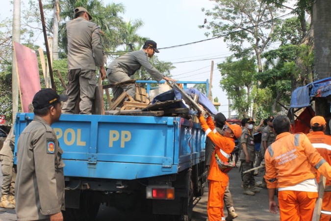 Puluhan Lapak PKL di Kalideres Dibongkar Aparat Gabungan, Pemkot Jakbar Diminta Mencarikan Solusi