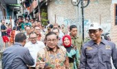 Gubernur Pramono Blusukan Masuk dan Keluar Gang Sempit di RW 01 Menteng Tenggulun