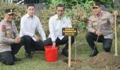 Dukung Pelestarian Alam, Kabareskrim Polri Tanam Pohon di Halaman Mapolda Riau