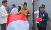 Tumbuhkan Rasa Nasionalisme, Camat Kembangan Bagikan 300 Bendera Merah Putih ke Warga